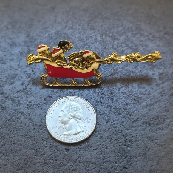 Vintage 1965 Peanuts Santa Sleigh Brooch Starline Gold Tone Enamel Christmas Pin - Picture 4 of 4